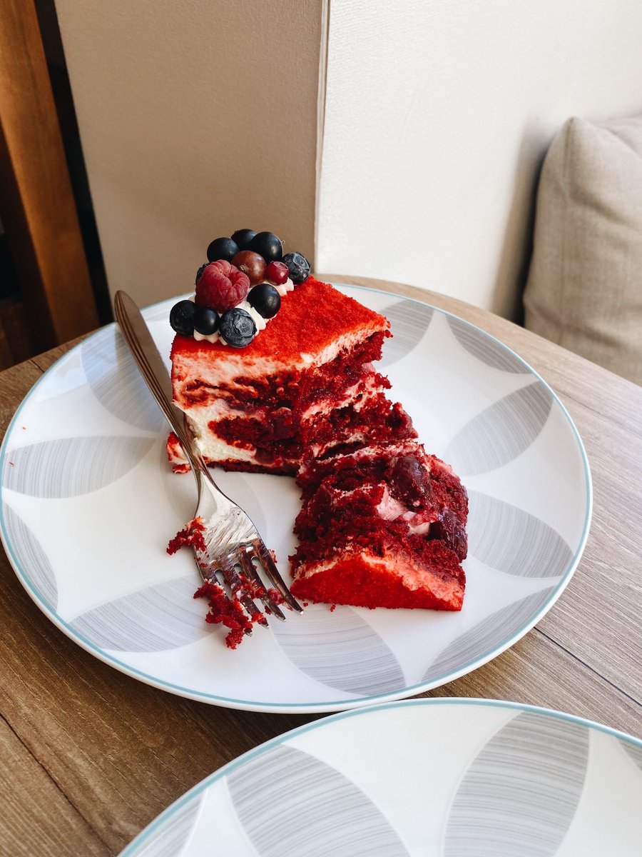 RonjaWeber1's tweet photo. Cake &amp; coffee dates and picking some strawberries 🤤🍰🍓☕️

Hope you all had a good start into this new week! My week started off with lots of working but also had some time to meet up with friends for a good coffee and yummy cake 😋 also went strawberry picking🙌🏼

#happy https://t.co/e1miRis8I8