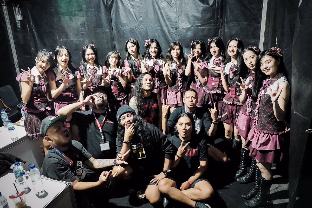 downforlifesolo's tweet photo. Om-om bersama dengan para keponakan. DFL x JKT48 #DownForLife #JKT48 https://t.co/PoW1qm5wtx