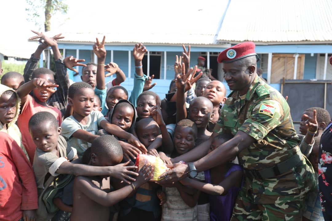 fdnbbi's tweet photo. Le contingent #Burundi-ais, opérant dans le Nord Kivu au sein de @eacrf_DRC, a octroyé un lot d’articles à l’orphelinat Action de Sauvetage pour Orphelins et Malnutris (ASOV) de Mubambiro, le 7/8/2023. La coordinatrice d’ASOV remercie le contingent pour cet acte charitable posé. https://t.co/myDvvKnBW3