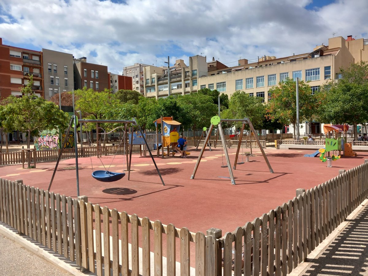 KhristianLH's tweet photo. Ahir al matí vam sortir del barri, cercant nous estímuls. A Sant Josep vam trobar diverses àrees de joc infantil, amb elements i estructures interessants. Això si, a partir de les 10:30h, absolutament impracticables.
Ni una sola zona d'ombra.
#CanallaalaGraella
#EnsOfeguem https://t.co/T45sgll1CG