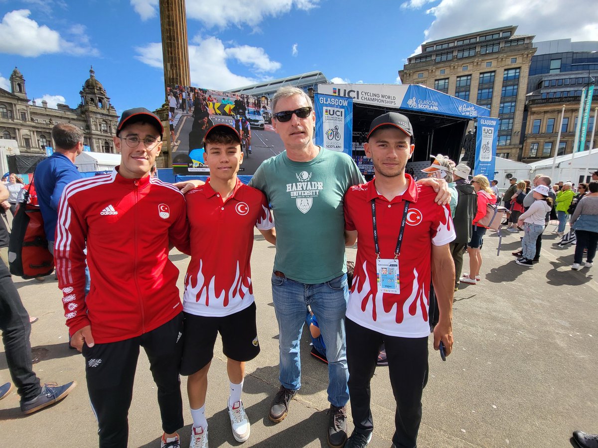 UEFAcomDirkV's tweet photo. Glasgow'dan #GlasgowScotland2023  Serdar Gedik , Samet Bulut , Emir Uzun ve benden Türk bisiklet kitlesine selamlar. @canereler @berkemceylan @sarpergunsal https://t.co/l5IvHLVgKZ
