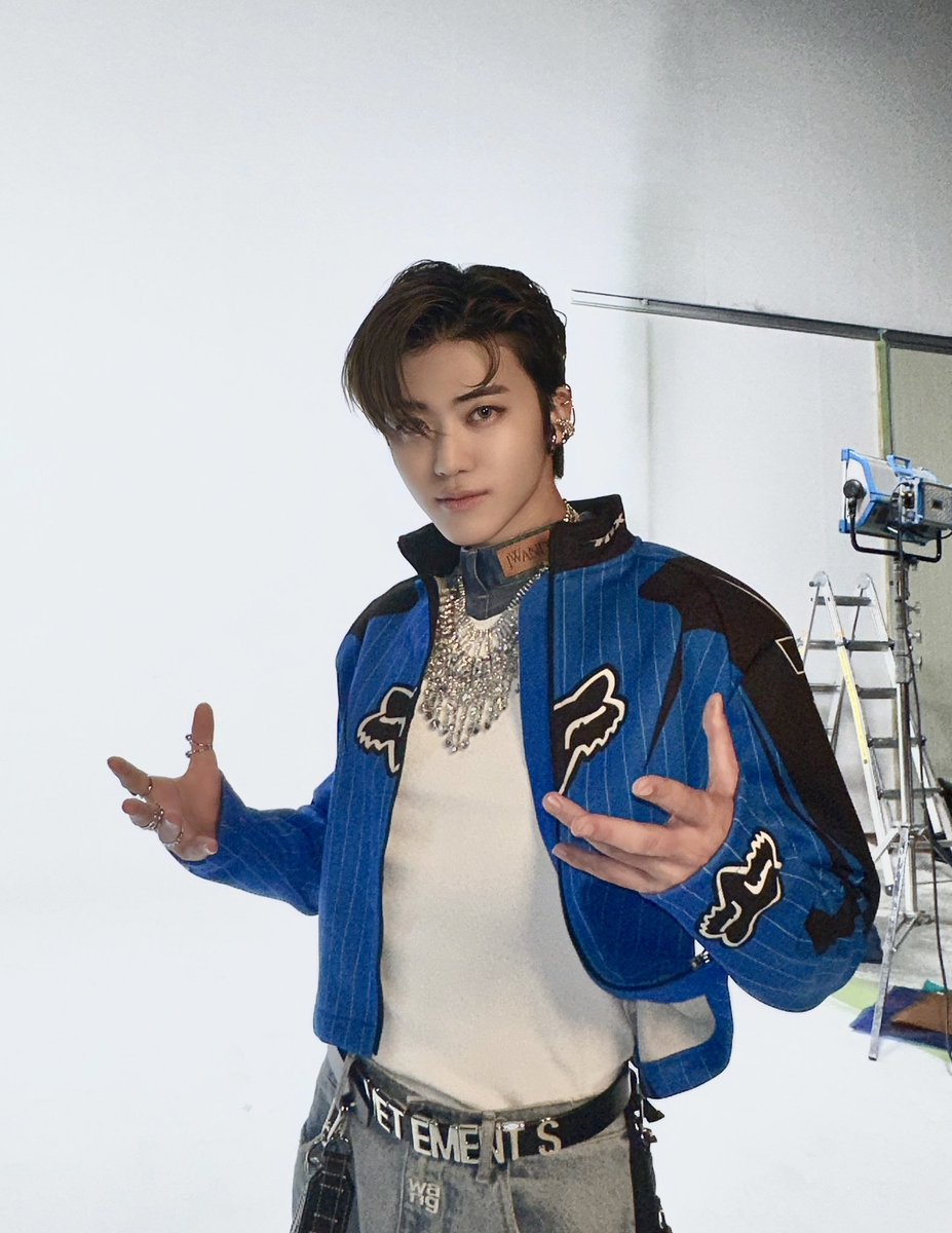 Blue is the colour, blue is the new sexy. Roses are red, nope. Roses are blue, absolutely gorgeous. And Czennies, I love you.