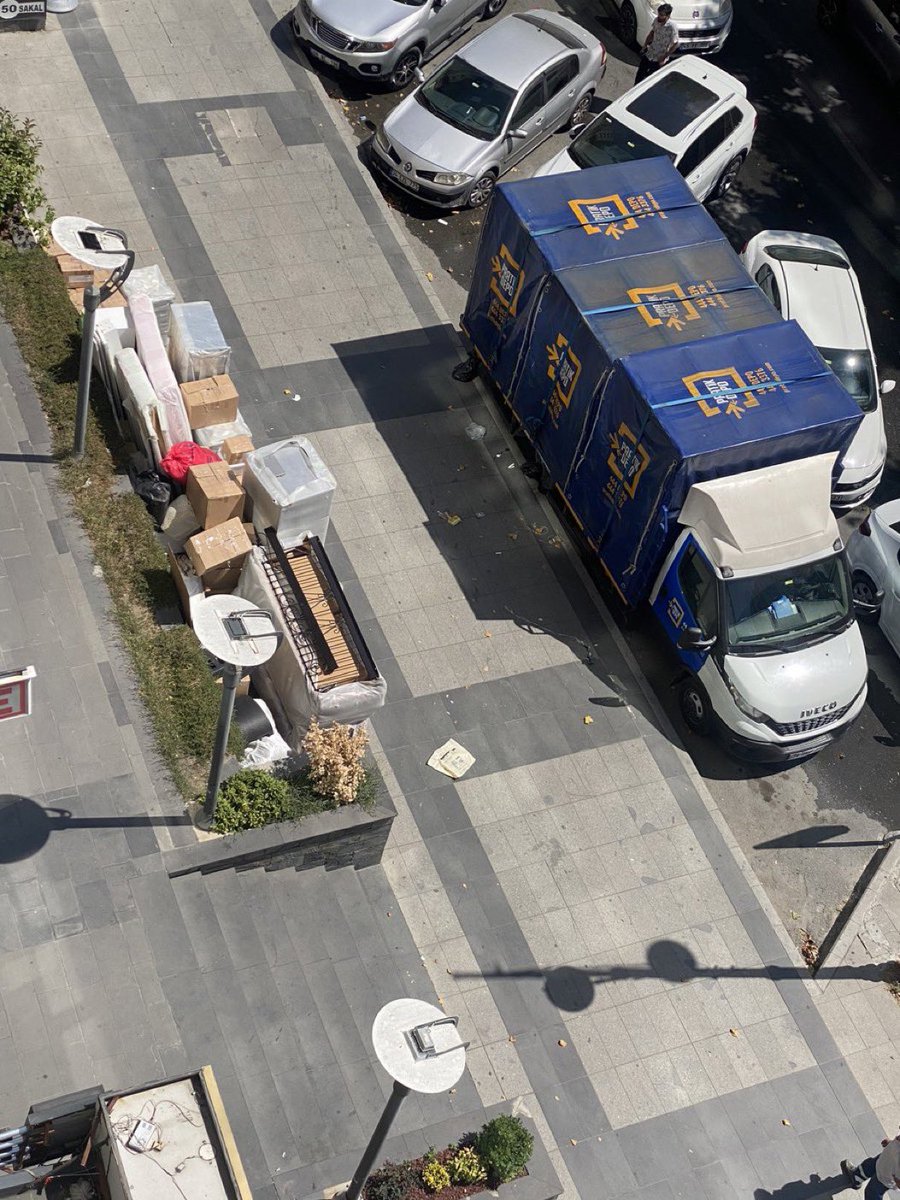 Medyanin50Tonu's tweet photo. İstanbul'da bir vatandaş evindeki eşyaların nakliyesi için Pratik Depo adlı bir şirketle 16.200 liraya anlaştı.

Eve gelen firma çalışanları, tüm eşyaları kamyona yükledikten sonra fiyatı yanlış hesapladıklarını, 36.900 lira ödememesi durumunda eşyalarını taşımayacaklarını söylediler.

Genç kadın yeni fiyatı kabul edemeyeceğini belirtince, firma çalışanları kaporayı da iade edemeyeceklerini  söyleyip, yükledikleri tüm eşyaları sokak artasına atıp olay yerini terk etti.