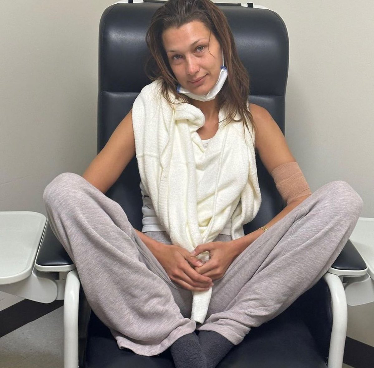 GossipRoomOff's tweet photo. 🚨 Atteinte de la maladie de Lyme, qui lui a été diagnostiquée en 2012, Bella Hadid s’est exprimée au sujet de son état de santé sur son compte Instagram, où elle a dévoilé plusieurs clichés de son quotidien, loin des podiums et des caméras, après avoir subi un lourd traitement. À cette occasion, le mannequin revient sur son parcours médical dans un long message adressé à ses fans :

 "La partie de moi qui a souffert enfant serait si fière de l’adulte que je suis devenue, pour ne pas avoir abandonné. Je suis reconnaissante envers ma maman d'avoir conservé tous mes dossiers médicaux, d'être restée à mes côtés, de m'avoir protégée, soutenue, mais surtout, d'avoir cru en moi à travers tout cela. Vivre dans cet état, qui s'aggrave avec le temps et le travail, tout en essayant de rendre ma famille, les gens qui me soutiennent, et surtout moi-même fiers, m'affectait de façon que je ne peux pas vraiment expliquer. Ressentir une telle tristesse et être si malade malgré les bénédictions, les privilèges, les opportunités et l'amour qui m'entourent était probablement la chose la plus déconcertante. […] Ces plus de 100 jours de traitement contre la maladie de Lyme, d'infections concomitantes et ces 15 années de souffrance invisible, tout cela en valait la peine si je peux, si Dieu le veut, passer le reste de ma vie à répandre l'amour. […] Pour la première fois, j'ai essayé de choisir les photos les plus positives possibles parce qu’aussi douloureuse qu’elle soit, cette expérience est la plus enrichissante de ma vie, remplie de nouveaux amis, de nouvelles visions et un nouveau mode de pensée."

Plein de courage ainsi qu’un bon rétablissement. 🙏 (via Gala)