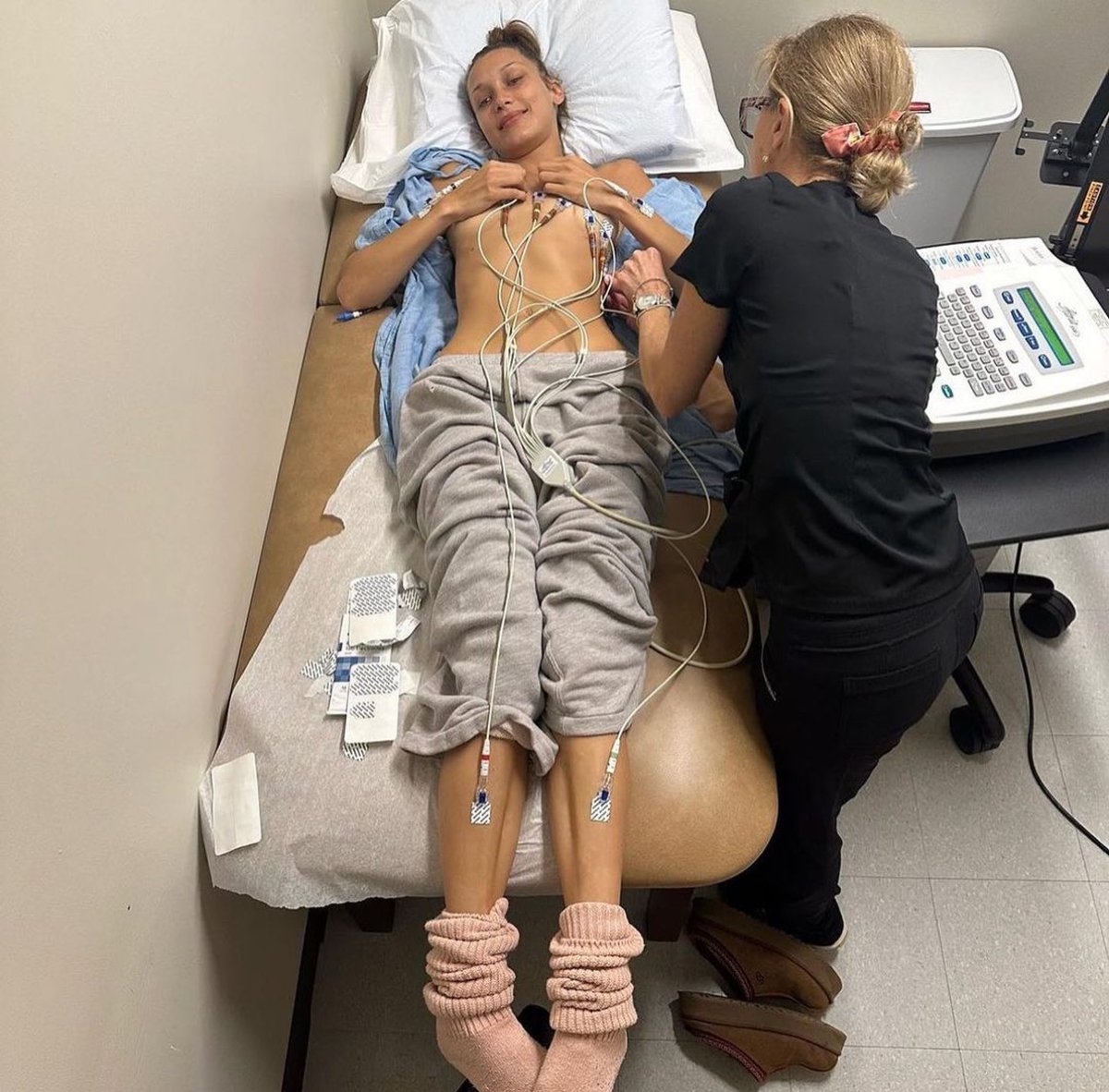GossipRoomOff's tweet photo. 🚨 Atteinte de la maladie de Lyme, qui lui a été diagnostiquée en 2012, Bella Hadid s’est exprimée au sujet de son état de santé sur son compte Instagram, où elle a dévoilé plusieurs clichés de son quotidien, loin des podiums et des caméras, après avoir subi un lourd traitement. À cette occasion, le mannequin revient sur son parcours médical dans un long message adressé à ses fans :

 "La partie de moi qui a souffert enfant serait si fière de l’adulte que je suis devenue, pour ne pas avoir abandonné. Je suis reconnaissante envers ma maman d'avoir conservé tous mes dossiers médicaux, d'être restée à mes côtés, de m'avoir protégée, soutenue, mais surtout, d'avoir cru en moi à travers tout cela. Vivre dans cet état, qui s'aggrave avec le temps et le travail, tout en essayant de rendre ma famille, les gens qui me soutiennent, et surtout moi-même fiers, m'affectait de façon que je ne peux pas vraiment expliquer. Ressentir une telle tristesse et être si malade malgré les bénédictions, les privilèges, les opportunités et l'amour qui m'entourent était probablement la chose la plus déconcertante. […] Ces plus de 100 jours de traitement contre la maladie de Lyme, d'infections concomitantes et ces 15 années de souffrance invisible, tout cela en valait la peine si je peux, si Dieu le veut, passer le reste de ma vie à répandre l'amour. […] Pour la première fois, j'ai essayé de choisir les photos les plus positives possibles parce qu’aussi douloureuse qu’elle soit, cette expérience est la plus enrichissante de ma vie, remplie de nouveaux amis, de nouvelles visions et un nouveau mode de pensée."

Plein de courage ainsi qu’un bon rétablissement. 🙏 (via Gala)