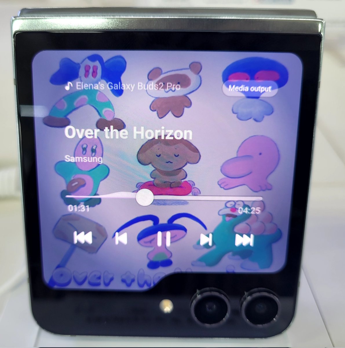 techdroid_web's tweet image. Useful cover screen and widgets.
The bigger cover screen on the #GalaxyZFlip5 makes the widgets a lot more functional.
#Samsung #techdroidweb