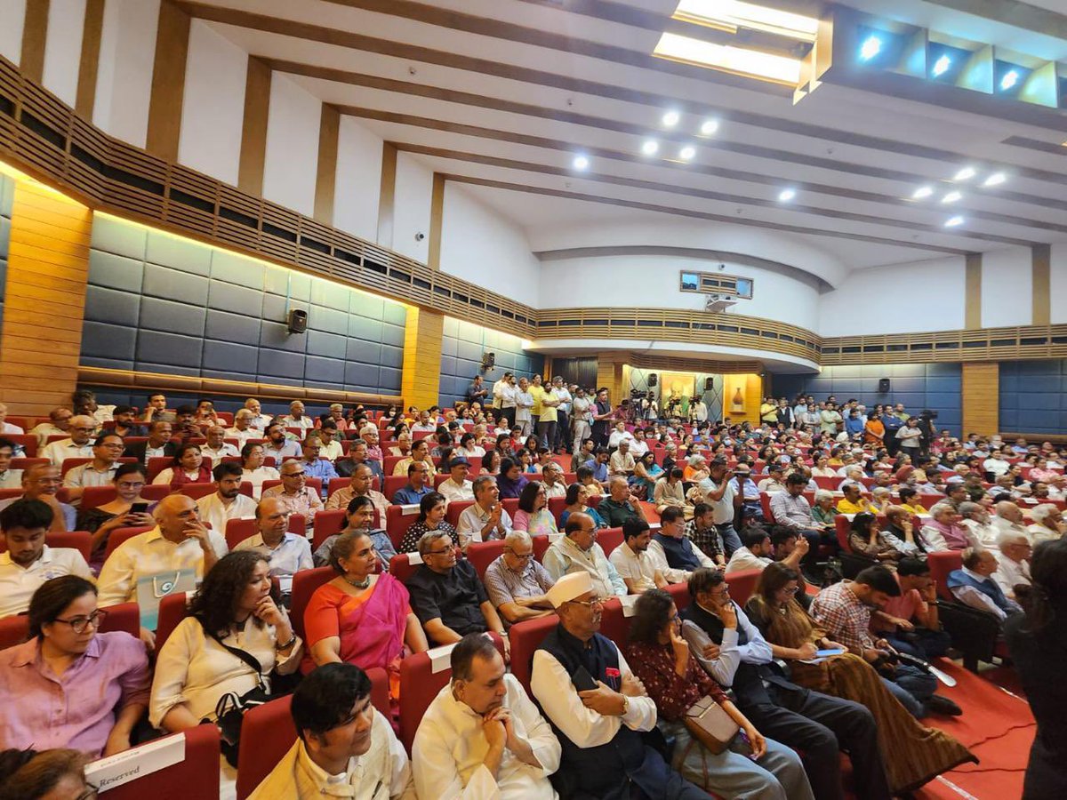 I had the privilege to release How PRIME MINISTERS DECIDE, written by Neerja Chowdhury,  in the esteem company of ex cabinet minister &amp; Loksabha MP Shashi Tharoor, ex cabinet minister Dinesh Trivedi, ex Chief Minister of Maharashtra Prithivraj Chavan , Senior Journalist Jaideep