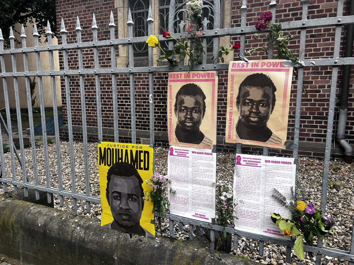 GENAU JETZT - 16:46 Uhr - vor 365 Tagen feuerte ein Beamter der #WacheMord 6 Schüsse aus seiner Maschinenpistole. 5 trafen ihn.

Um 18:02 wurde er dann in Klinikum Nord für tot erklärt.
#do0808 #justice4mouhamed
REST IN POWER!