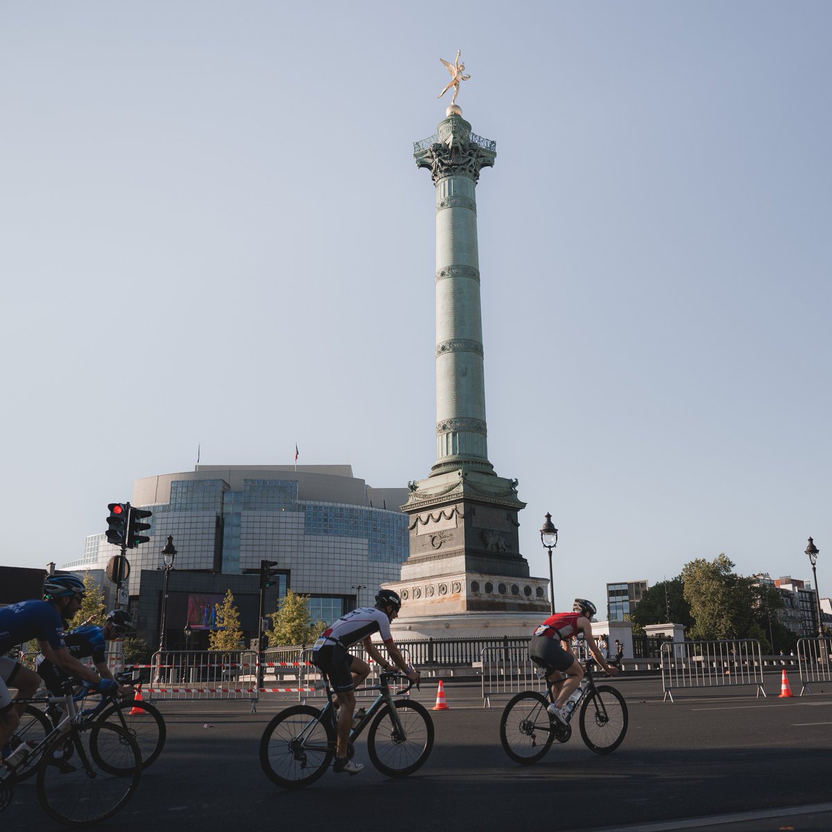 ✨ La Bastille, majestueuse, qui veille sur les triathlètes du #Garmin #TriathlonParis et qui les encourage 🥳