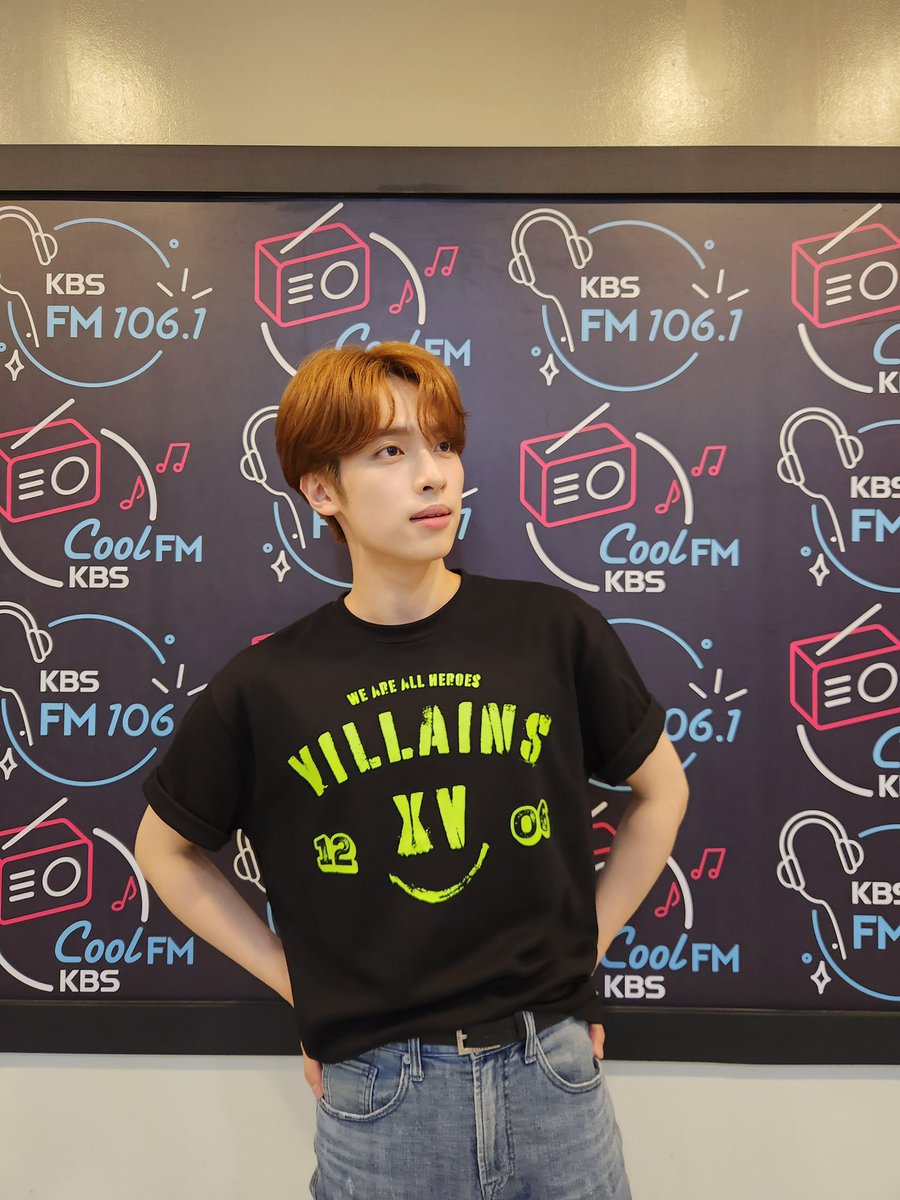 [ #Xtra_Scenes ]

무더운 여름 밤 온수즈와 함께
퀴즈 카페 다녀오면 잠이 솔솔🍃

오늘도 영디 선배님 그리고 빌런즈와
신나게 떠들다 돌아가요😘

#XdinaryHeroes #엑스디너리히어로즈
#Jungsu #정수
#가온 #Gaon
#WE_ARE_ALL_HEROES
#데이식스의키스더라디오 #KBSCoolFM