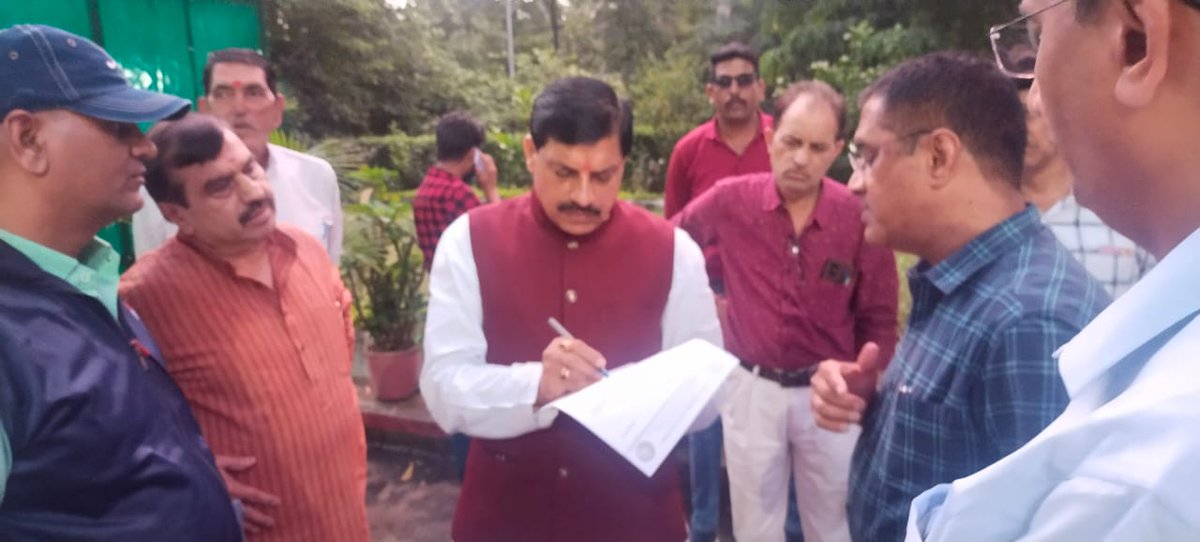 DrMohanYadav51's tweet photo. आज भोपाल निवास पर कार्यकर्ताओं, अतिथि विद्वानों और प्राध्यापकों से मुलाकात की और उनकी समस्याओं पर अधिकारियों को त्वरित निराकरण के निर्देश दिए।
@BJP4India @BJP4MP @JansamparkMP @highereduminmp @ChouhanShivraj @vdsharmabjp https://t.co/Be7eJ1zsQx