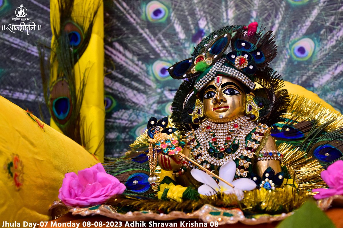 ShriHariMandir's tweet photo. ।। बर्हावतं समसिताम्बुदसुन्दराङ्गम् ।। 

अपने सिर पर मयूरपंख धारण करनेवाले, जो सर्वांग सुंदर हैं और मयूरपंखसे सुशोभित झूलेमें विराजमान भगवान बालकृष्णको हमारा नमन हैं ।

@PPBhaishri
@sandipanipbr 

#Day_07
#Jhula_2023
#HindolaUtsav
#ShriHariMandir
#PujyaBhaishri https://t.co/QnOJjoisfu
