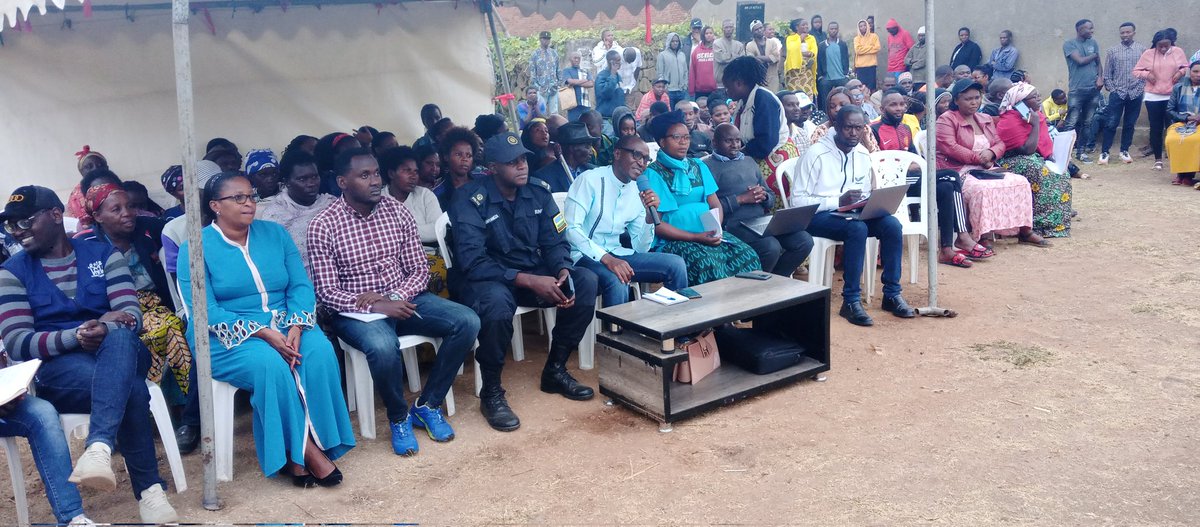 OdetteMukeshim4's tweet photo. Uyu munsi Umuyobozi wa @MusanzeDistrict @RamuliJ, DPC n'Umuyobozi w'Umurenge wa Cyuve @LGahonzire bari mu Kagari ka #Rwebeya mu Nteko y'Abaturage Aho babahaye ubutumwa butandukanye harimo gukomera k' ubumwe bw'Abanyarwanda,umutekano no gukemura ibibazo @Rwandapolice https://t.co/j3vI7EM4aM