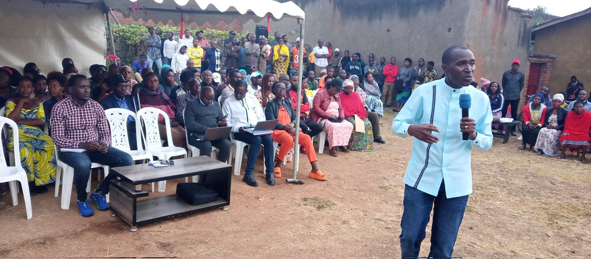 OdetteMukeshim4's tweet photo. Uyu munsi Umuyobozi wa @MusanzeDistrict @RamuliJ, DPC n'Umuyobozi w'Umurenge wa Cyuve @LGahonzire bari mu Kagari ka #Rwebeya mu Nteko y'Abaturage Aho babahaye ubutumwa butandukanye harimo gukomera k' ubumwe bw'Abanyarwanda,umutekano no gukemura ibibazo @Rwandapolice https://t.co/j3vI7EM4aM