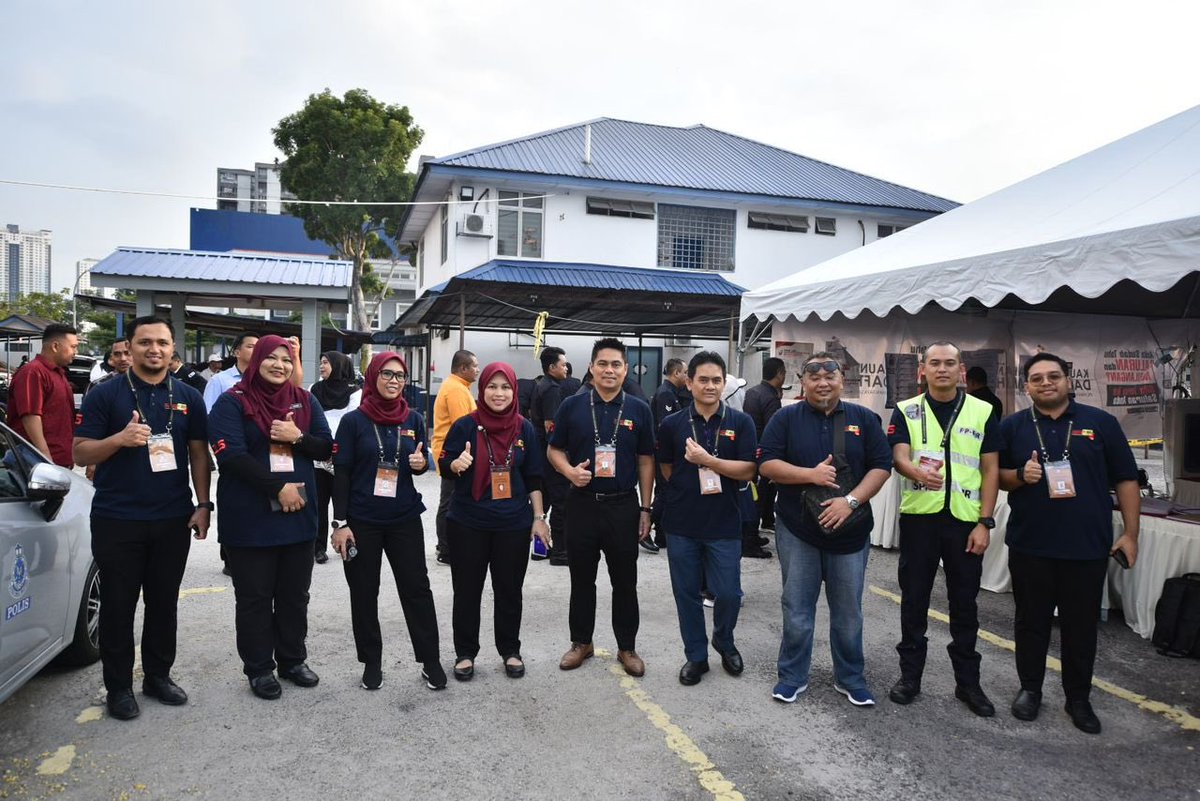 mp_ampangjaya's tweet image. bersama En. Ahmad Alhairi bin Mohamed Yusuf, Pegawai Pengurus (RO) N.22 Teratai serta barisan penolong pegawai pengurus N.21 Pandan Indah dan N.22 Teratai.
.
Selamat mengundi kepada semua yang terlibat dengan undi awal. Semoga dipermudahkan pada hari ini.

#SPR15 #N21 #N22