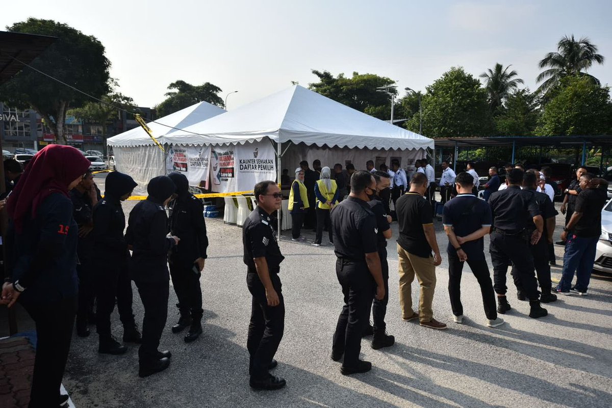 mp_ampangjaya's tweet image. bersama En. Ahmad Alhairi bin Mohamed Yusuf, Pegawai Pengurus (RO) N.22 Teratai serta barisan penolong pegawai pengurus N.21 Pandan Indah dan N.22 Teratai.
.
Selamat mengundi kepada semua yang terlibat dengan undi awal. Semoga dipermudahkan pada hari ini.

#SPR15 #N21 #N22