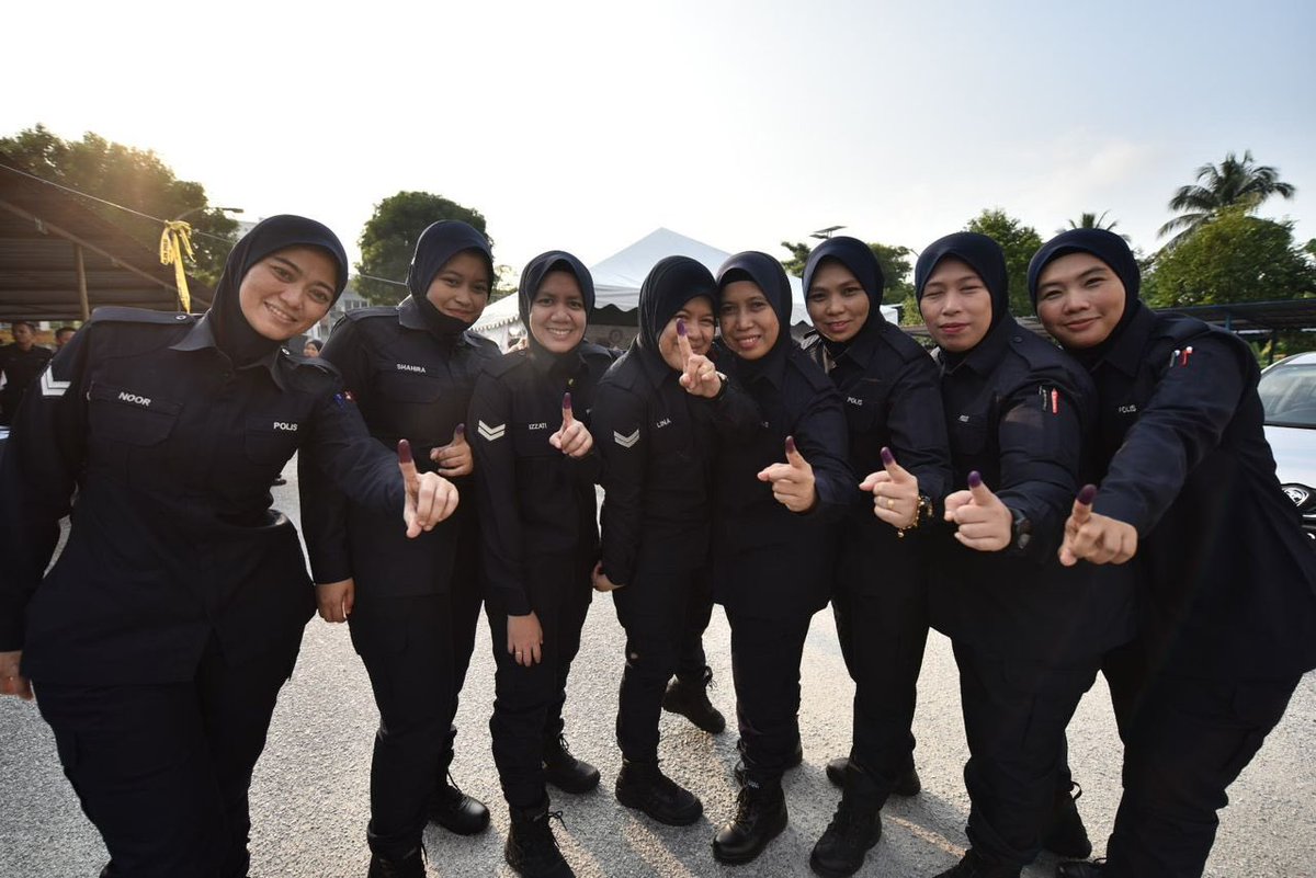 mp_ampangjaya's tweet image. bersama En. Ahmad Alhairi bin Mohamed Yusuf, Pegawai Pengurus (RO) N.22 Teratai serta barisan penolong pegawai pengurus N.21 Pandan Indah dan N.22 Teratai.
.
Selamat mengundi kepada semua yang terlibat dengan undi awal. Semoga dipermudahkan pada hari ini.

#SPR15 #N21 #N22