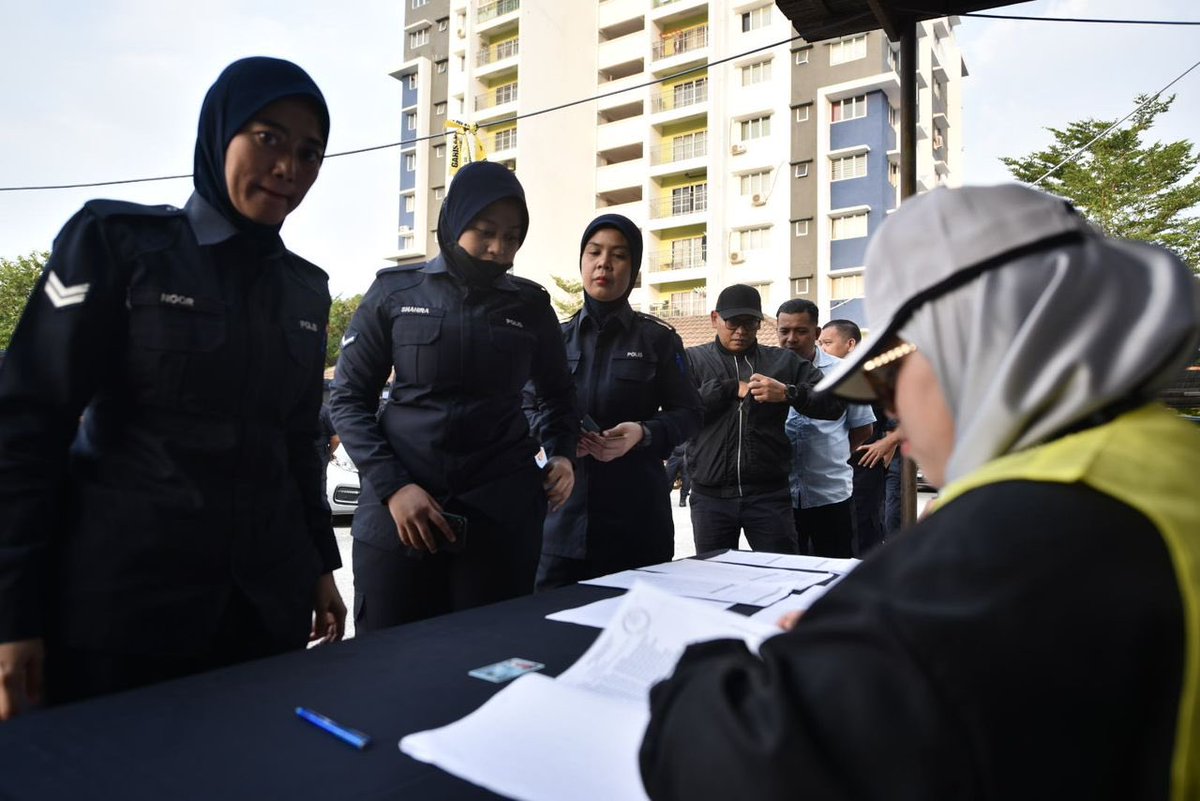 mp_ampangjaya's tweet image. bersama En. Ahmad Alhairi bin Mohamed Yusuf, Pegawai Pengurus (RO) N.22 Teratai serta barisan penolong pegawai pengurus N.21 Pandan Indah dan N.22 Teratai.
.
Selamat mengundi kepada semua yang terlibat dengan undi awal. Semoga dipermudahkan pada hari ini.

#SPR15 #N21 #N22