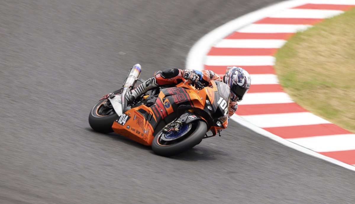 d_repsol's tweet photo. 予選からずっと速かったし、
なによりも攻めの姿勢もとにかくかっこよかった！
それは間違いない!!
 #104 TOHO Racing
 #鈴鹿8耐 
 #Suzuka8h https://t.co/4FlhfWRLL8