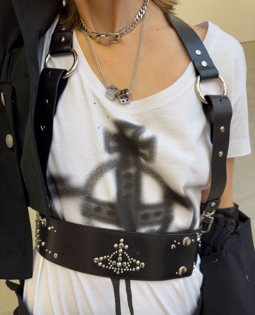 インダストリアルなベルトが体を包む、2023年秋冬シーズンのSTUDS