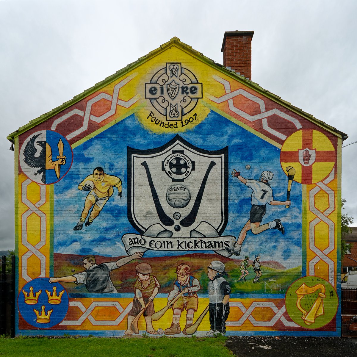 The photo I posted last week of the current Ard Eoin Kickhams ⁦<a href="/ardoynegac/">CLG Ard Eoin</a> mural in Ardoyne gained a lot of traction. So here is the painting that it replaced, with this photo taken in 2009. Posted for <a href="/ConorBarnes1972/">Conor Barnes 🍉🍉🍉</a>