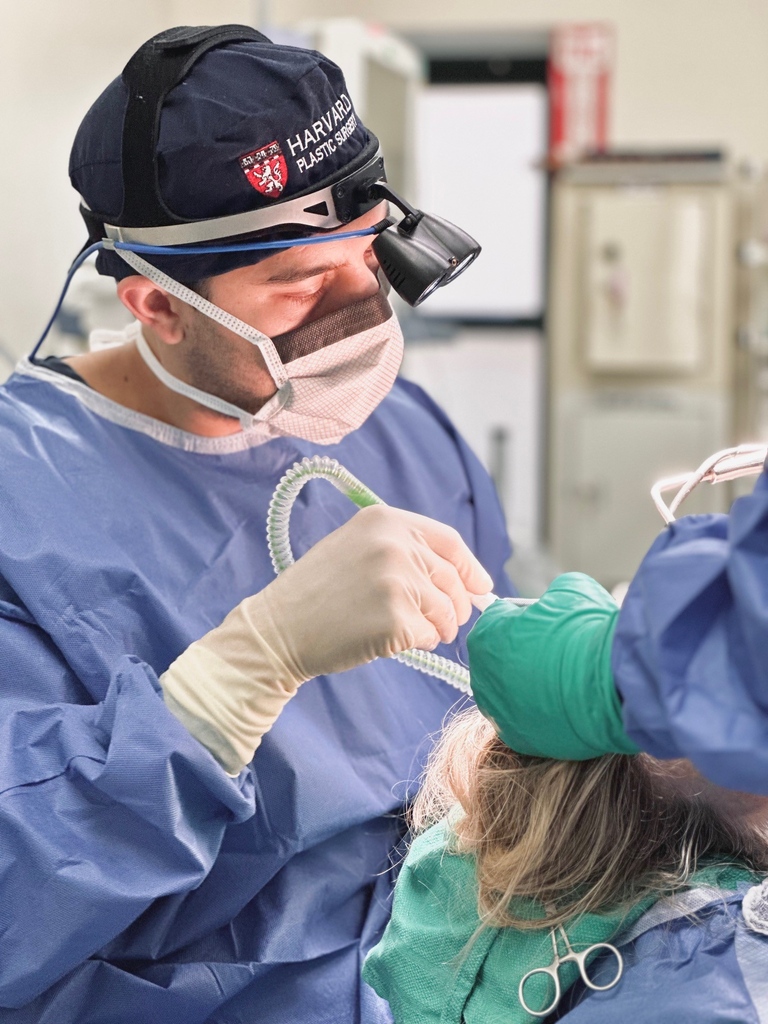 BostonFacialCtr's tweet photo. 👋 Introducing the newest addition to the team - Dr. Tandon, a skilled and passionate surgeon specializing in facial rejuvenation. 

Trust Dr. Tandon for transformative and personalized care that will leave you looking and feeling your best.

Learn more: https://t.co/bu6M6ef9jT https://t.co/vDIM0GaSrK