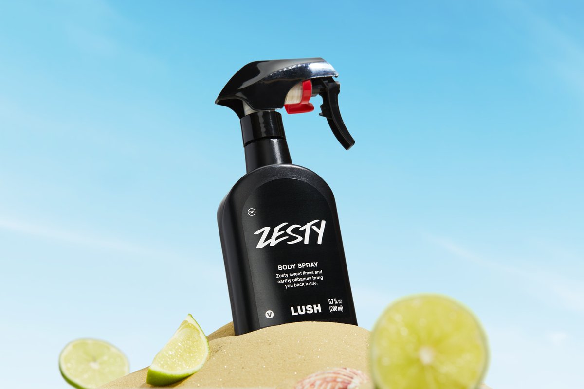 Più che un body spray è un vero e proprio festival degli agrumi!

Zesty, a contatto con la pelle, rivela subito note frizzantine di lime e un sottofondo di neroli... una spruzzata vi darà la carica per sorridere fino a notte fonda!✨

Per scoprire di più: lush.com/it/it/p/zesty-…