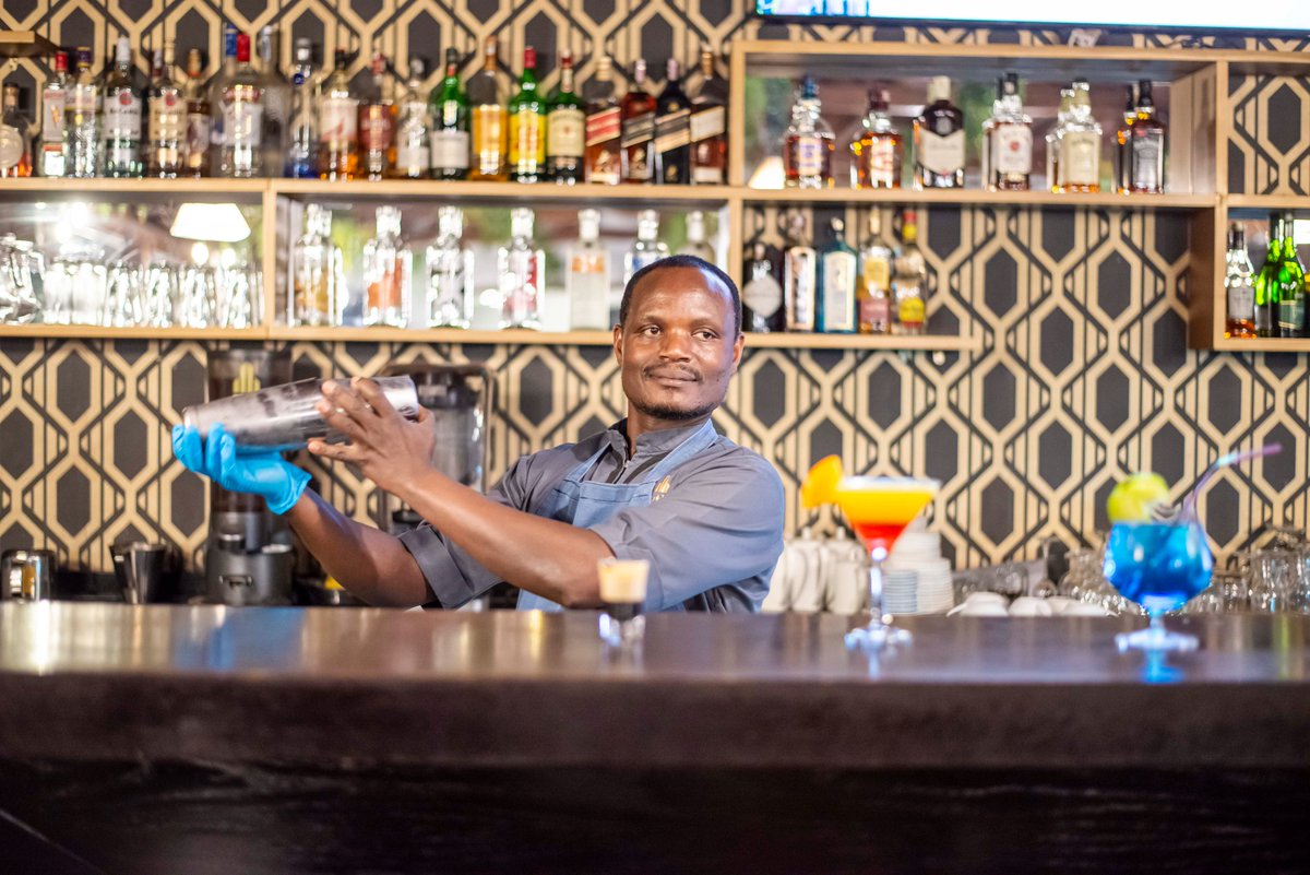 HotelMythos's tweet photo. Elevating the sip, one skilful pour at a time, under the stars: Savor the artistry as you sip, and let the city lights dance with each flavorful note. 

#mythosboutiquehotel #atmosphèrerestaurant #RooftopElegance  #CocktailCraftsmanship #SipUnderTheStars https://t.co/nup4ezRqz4