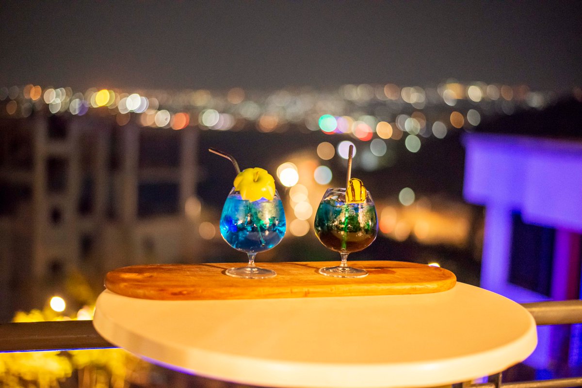 HotelMythos's tweet photo. Elevating the sip, one skilful pour at a time, under the stars: Savor the artistry as you sip, and let the city lights dance with each flavorful note. 

#mythosboutiquehotel #atmosphèrerestaurant #RooftopElegance  #CocktailCraftsmanship #SipUnderTheStars https://t.co/nup4ezRqz4