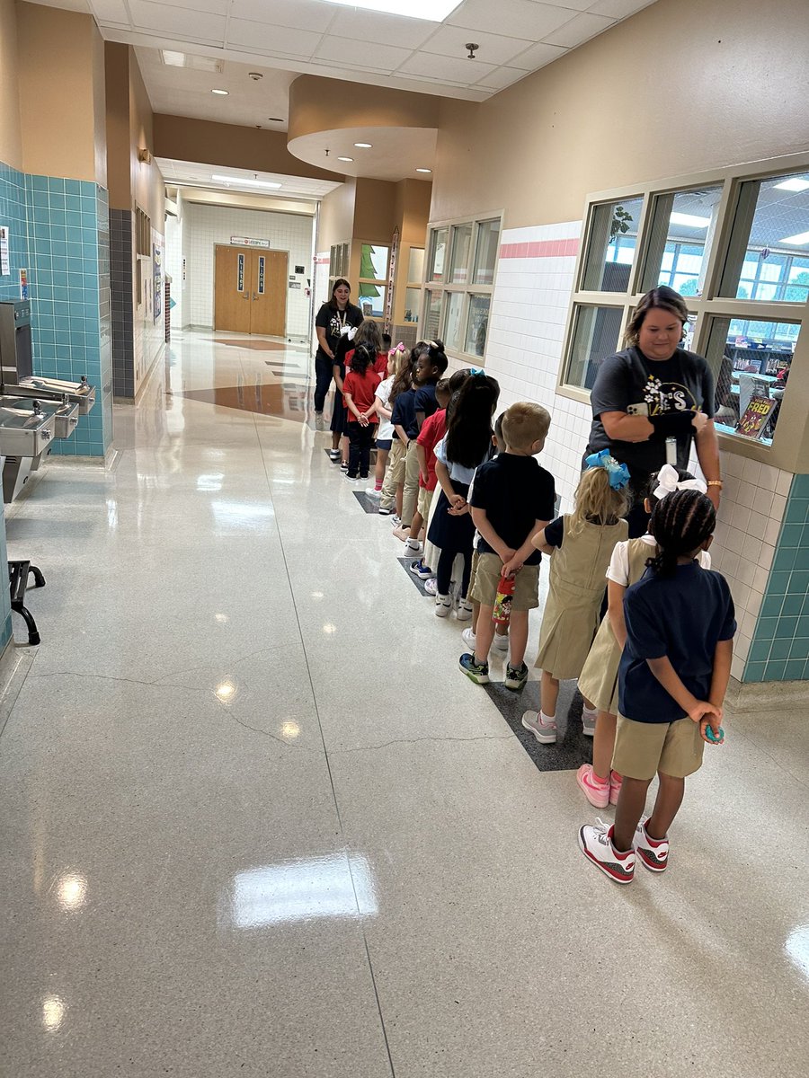 🍎 Can you believe this is KINDERGARTEN on the first day of school at <a href="/Lister_Lions/">Vernal Lister Elementary</a>?! Way to go Mrs. Dunn in setting clear hallway expectations to start the year strong 🤩 #TheGISDEffect #ExperienceTheMagic @GISDLiteracy
