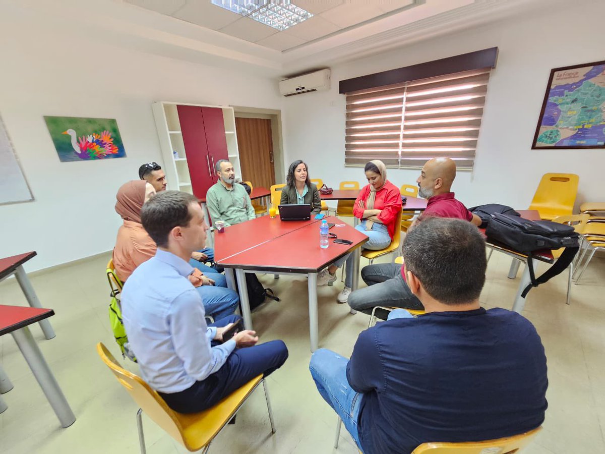 ✨ Échange fructueux lors de la rencontre des 5 artistes gazaouis bénéficiaires du programme d'art visuels "TADAFUQ" avec la commissaire d'exposition et chercheuse Marion Slitine à l'Institut français de #Gaza 👇