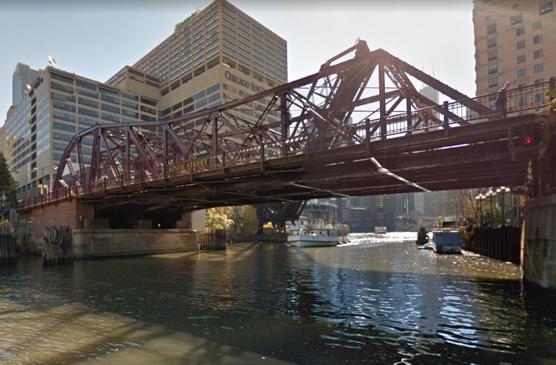 19 years ago today, the Dave Matthews Band tour bus dumped 800 pounds of poop on people taking a Chicago River cruise.

Chicago will never forget. blockclubchi.co/3YGt7vr