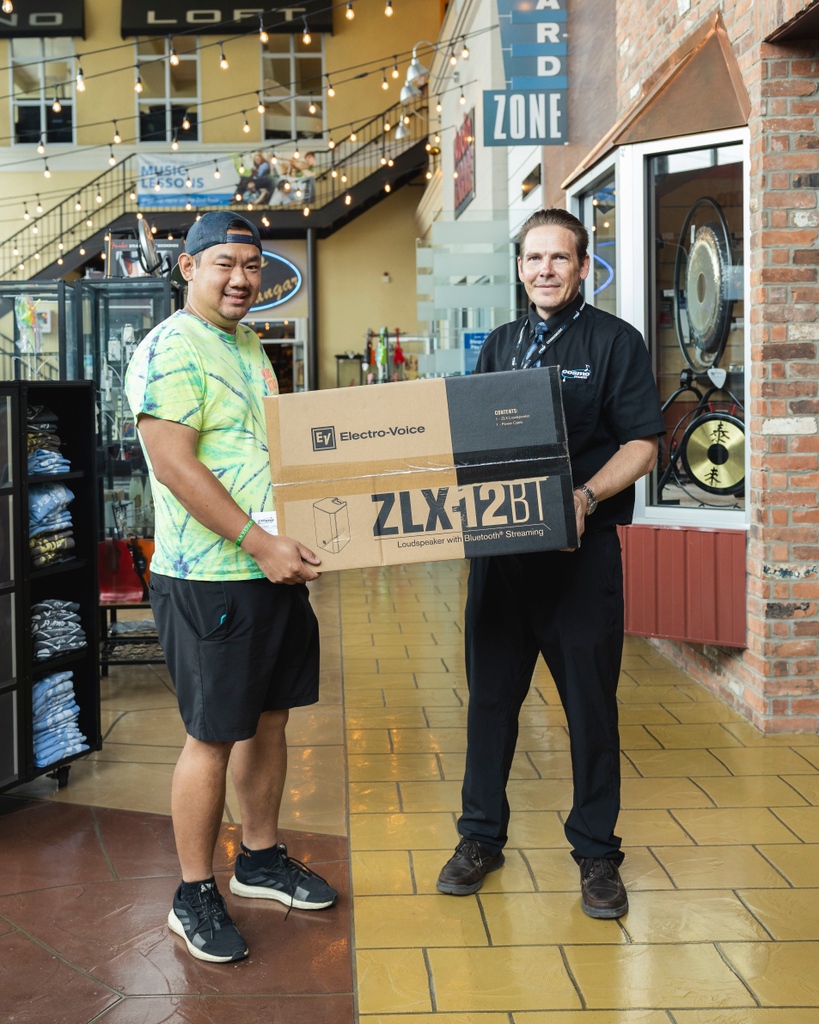 CosmoMusic's tweet photo. Cynthia from Markham, and Bryan from Aurora, both won Electro-Voice ZLX-12BT Powered Speakers! Courtesy of Electro-Voice at CosmoFEST 😃
.
.
#cosmomusic #CosmoFEST #electrovoice https://t.co/b8Tlw0SpGz