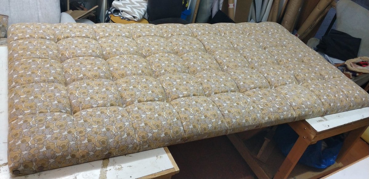 tapiceria_de's tweet image. UN CABECERO con capitoneado en una tela muy vintage 
#capitone #capitoneado #cabecero #bed #headbed #tapiceria #tapicero #mallorca #upholstery #upholsterer