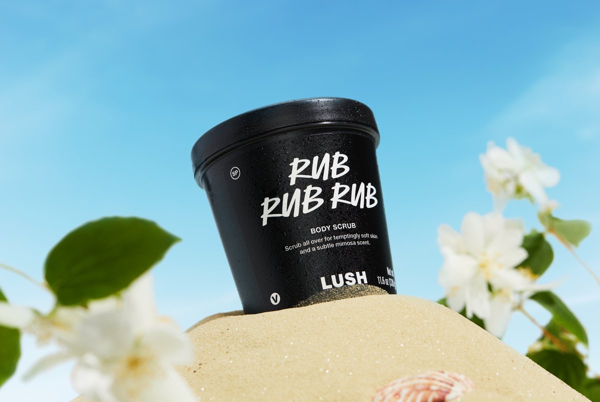 Immergetevi nello scintillante blu di Rub Rub Rub, il nostro gel doccia scrub dal profumo d’estate!☀️

Ricco di sale marino per esfoliare la pelle, contiene succo fresco di limone biologico per illuminarla e tonificarla!

L'avete già messo in valigia? lush.com/it/it/p/rub-ru…