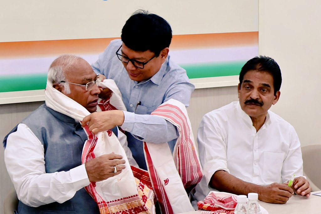 DsaikiaOfficial's tweet photo. Delighted to share a productive day at AICC HQ, where we had the honor of meeting AICC President,Hon'ble @kharge ji &amp; our leader @RahulGandhi ji,along with other Sr. leaders.

Joined by the @INCAssam delegation,we engaged in a strategic discussion about the upcoming LS elections. https://t.co/IJLIShRMGM