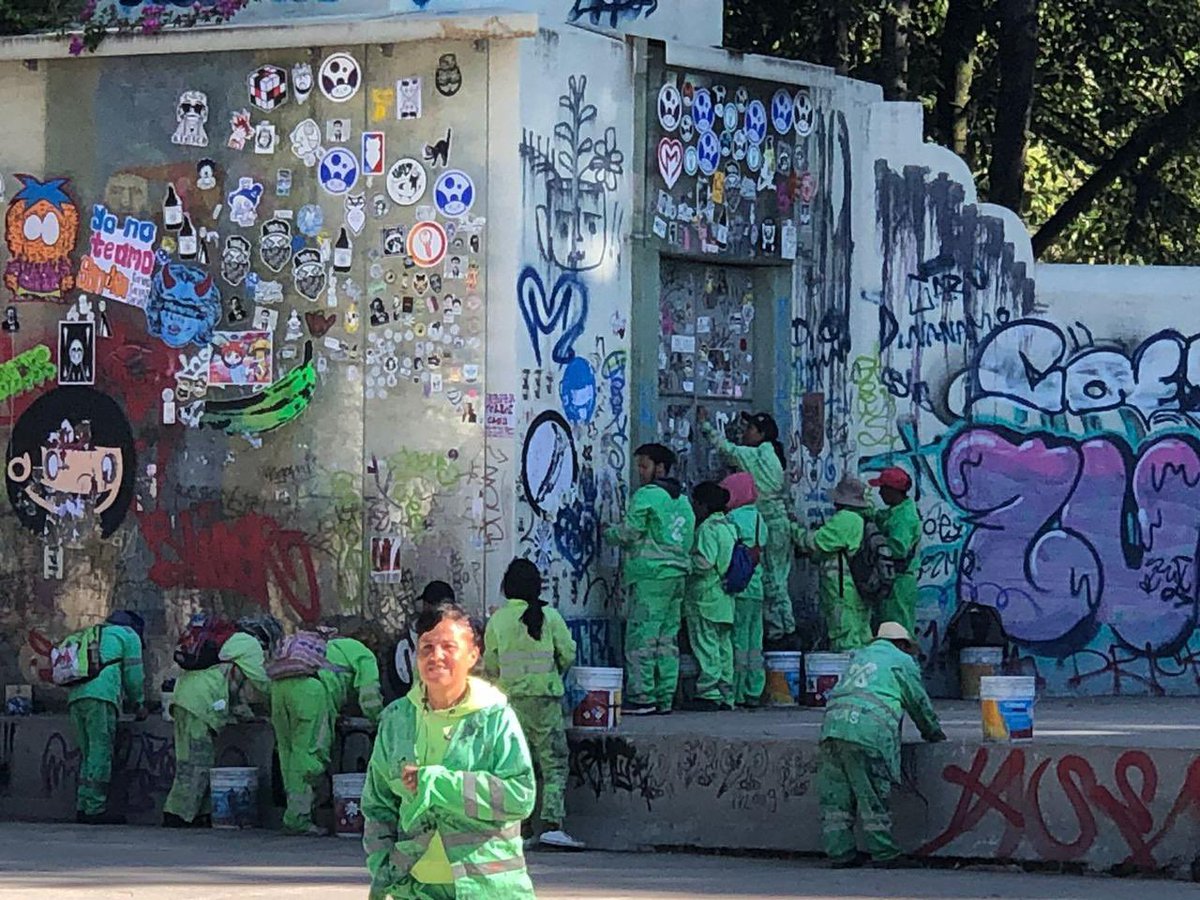 MetropolisCDMX's tweet photo. Esta mañana trabajadores de @SOBSECDMX del @GobCDMX con la supervisión del #INBAL, en coordinación con @seduviCDMX y @CulturaCiudadMx iniciaron trabajos de restauración en el Foro Lindbergh de la colonia Hipódromo en alc. Cuauhtémoc. 

@martibatres https://t.co/5MCXdbop1k