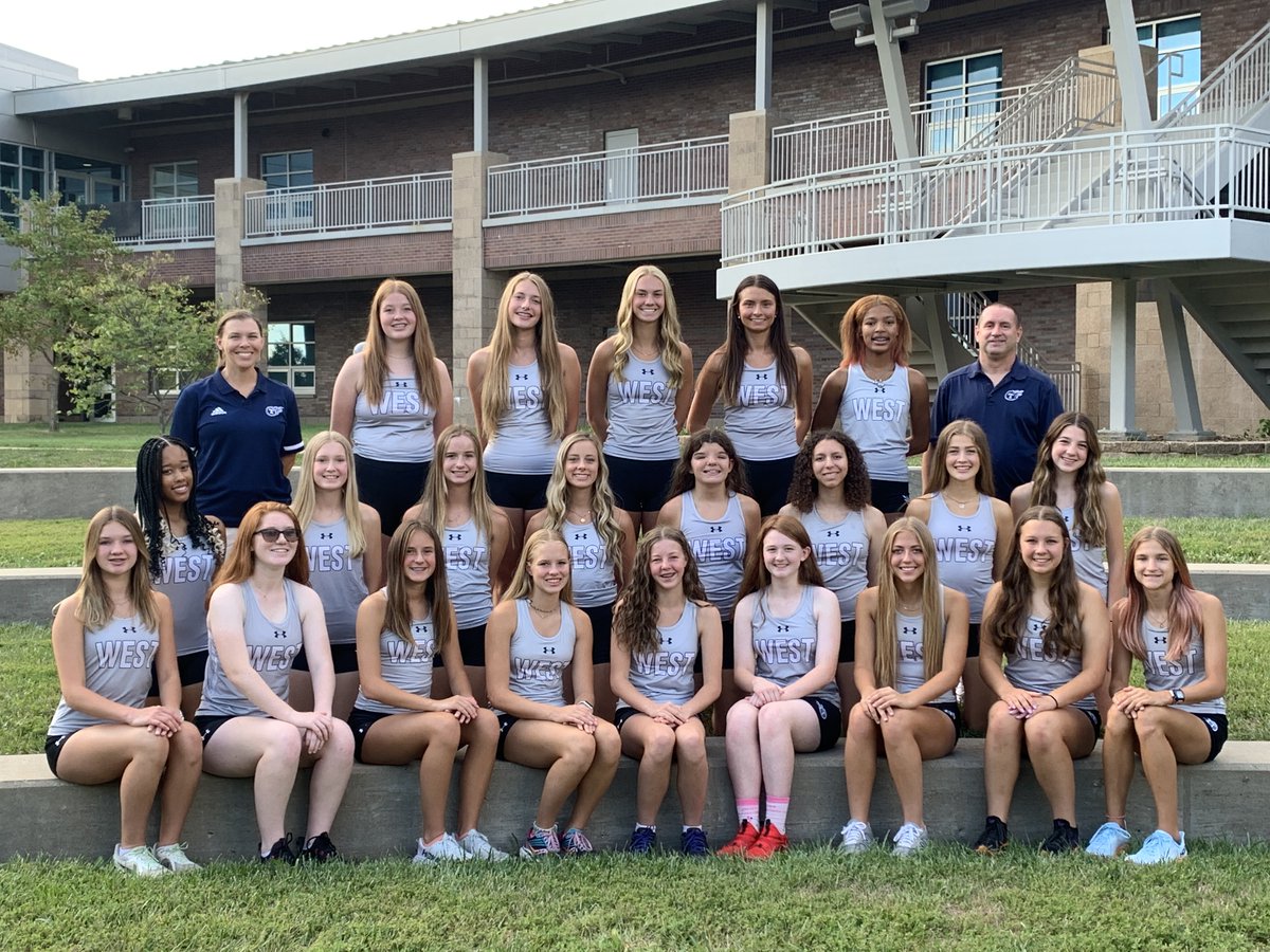 LSWGirlsTF's tweet photo. NOTICE-Titan XC Car Wash on Saturday August 12th from 9:30AM-2:30PM at HY-VEE West (3rd and Ward) Gas Station.  Please come and support the girls as they start another exciting season!  Donations accepted. @LSWestAD @lswestonline https://t.co/TzC5VmvIoW