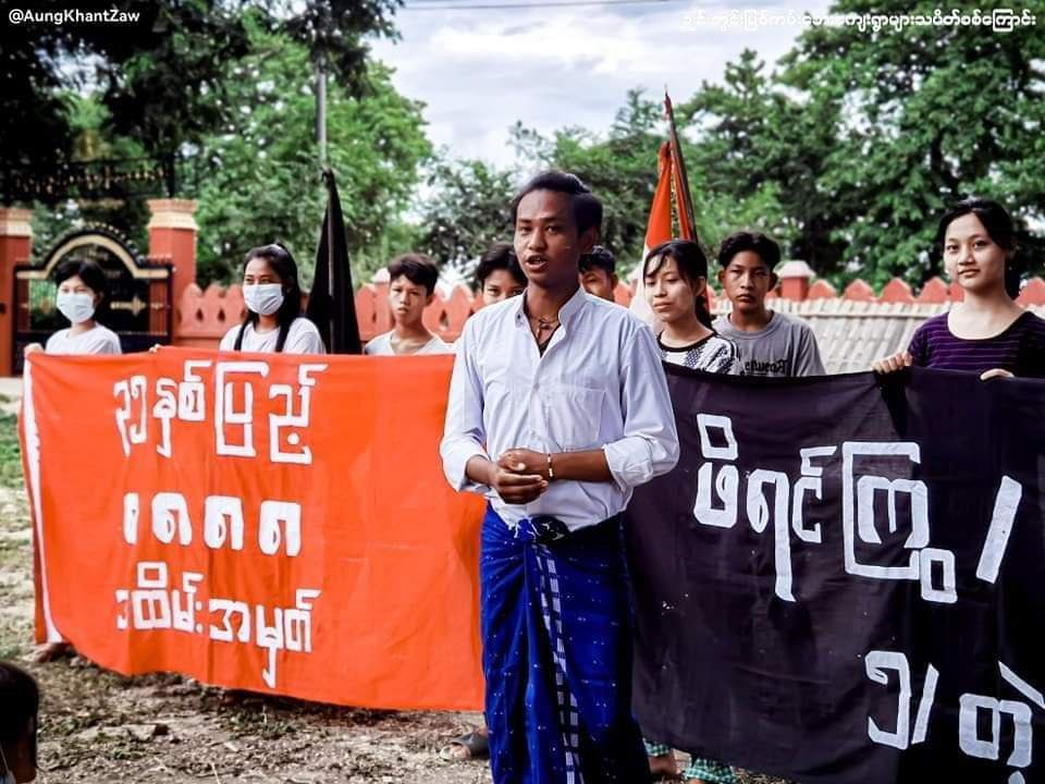 Tiam1702's tweet photo. The determined pro-democracy residents were rallying and staging an anti-dictatorship protest on the West Bank of Chindwin river in Sagaing region today.

#8888UprisingIn2023 #NeverForgiveNeverForget #2023JulAug8Coup #WhatsHappeningInMyanmar https://t.co/KFRZf8rQwT