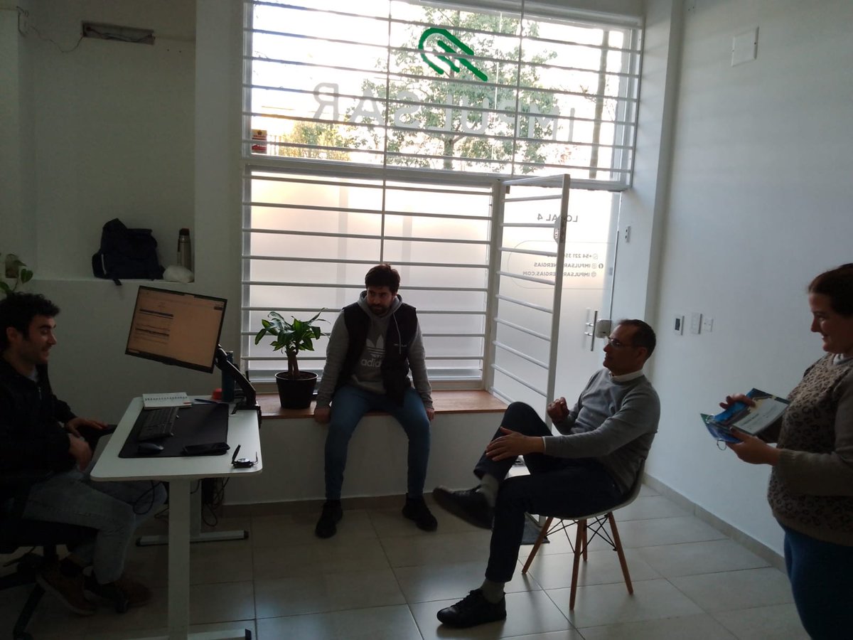 ConstanzaPered5's tweet photo. Junto a @GEscuderoLP, precandidato a intendente por la #Lista6 de Unión Por la Patria, visitamos Impulsar Energías, una pyme de dos hermanos que se dedican a la venta de termotanques y paneles solares https://t.co/sWWBF6wGLb