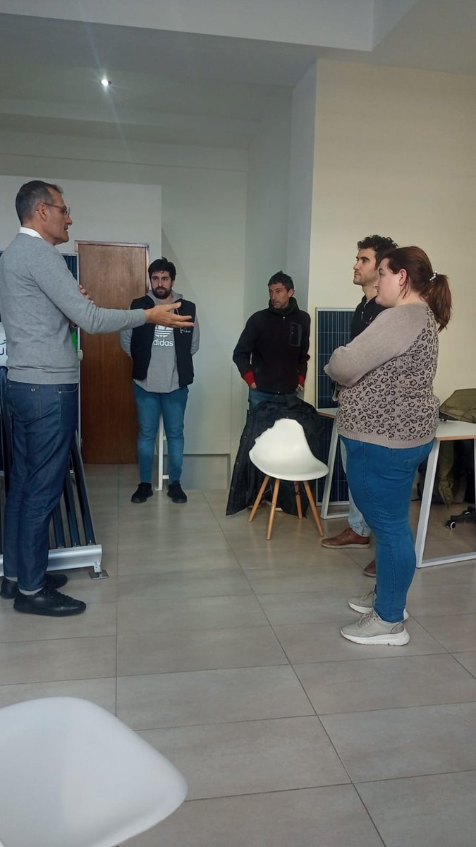 ConstanzaPered5's tweet photo. Junto a @GEscuderoLP, precandidato a intendente por la #Lista6 de Unión Por la Patria, visitamos Impulsar Energías, una pyme de dos hermanos que se dedican a la venta de termotanques y paneles solares https://t.co/sWWBF6wGLb