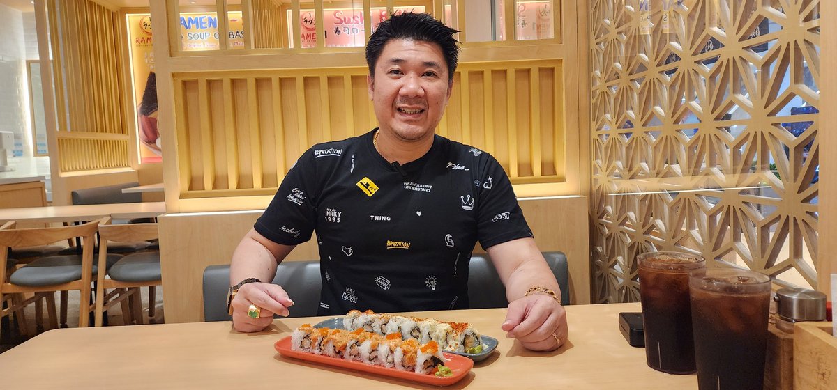 ProvitsTraining's tweet image. &quot;Trading in forex, adorned in my casual black tee, enjoying sushi in an opulent setting. The taste of success is the sweetest profit.&quot;

linktr.ee/ProvitsTraining



#ForexLife
#TasteOfSuccess
#TradingInStyle
#BlackTeeBillionaire