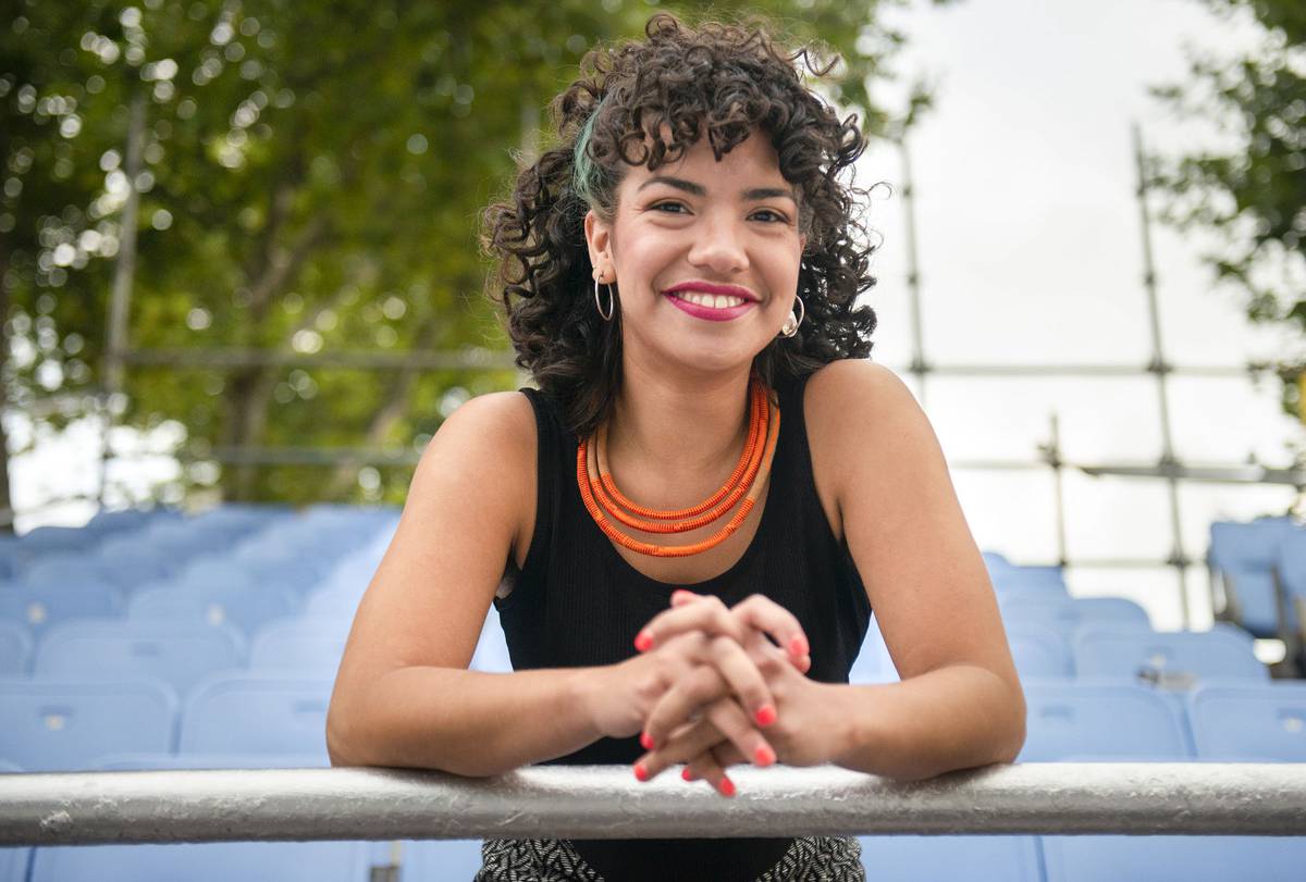 Abril Pereira, cantante, actriz y figura con la comparsa Valores formará parte de La Gran Muñeca en el carnaval 2024.