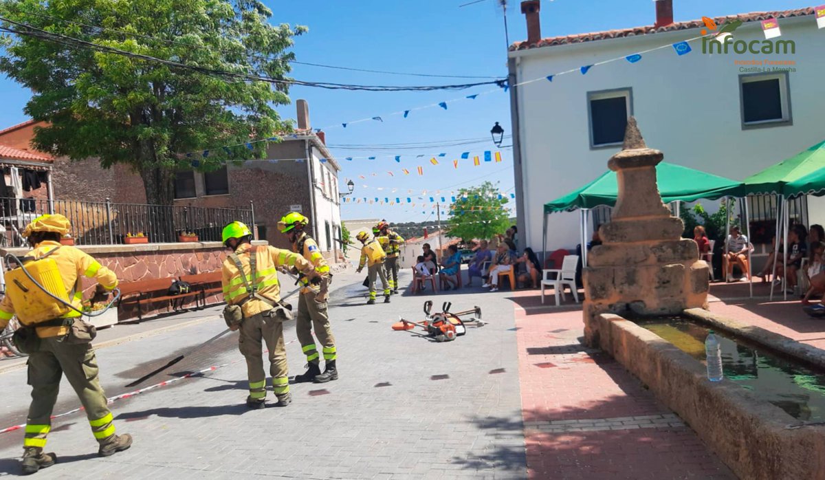 Plan_INFOCAM's tweet photo. Hoy nos hemos desplazado hasta la localidad de #Tobillos #Guadalajara para mostrar a la población el trabajo del dispositivo de @Plan_INFOCAM del @gobjccm ante los #IIFF 🔥

#ContralosIncendiosACTÚA https://t.co/2wd5ZeYzkq
