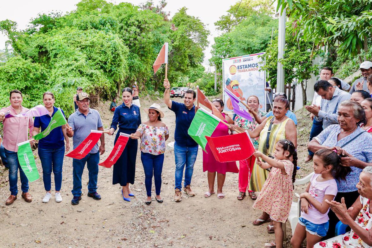 jorgexsa's tweet photo. Las obras que nadie quiso hacer y más difíciles son las que estamos realizando en el @Gob_Zihuatanejo  y a nuestros amigos de la colonia Majahua de los Pescadores les vamos a cumplir.
#EstamosTrabajando https://t.co/pR1pk31agP