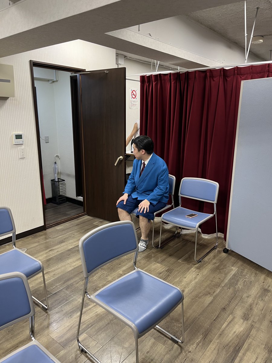 landsnailz's tweet photo. 【M-1期間中だけど一旦めちゃくちゃ遊んどくライブ】
ありがとうございました！
色々面白すぎました！
今後は動画撮影OKのライブになっていくかもしれないと関西弁で言ってました！

受付を椅子だけでやってる原が良かったです https://t.co/y9v9ltMftn