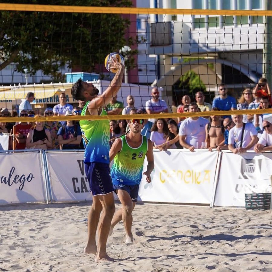 ClubVoleyPalma's tweet photo. 🇪🇸🏆 Ángel Rodríguez y José Osado ganan el torneo nacional de vóley playa disputado en Cedeira, La Coruña 📍.

💙 La pareja del Voley Palma superó a Jiménez-Reñé en la gran final por 1-2.

🔝 Pleno de victorias de los jugadores baleares logrando cinco triunfos.

👏🏽 Enhorabuena!! https://t.co/K4Xsc9EZNu