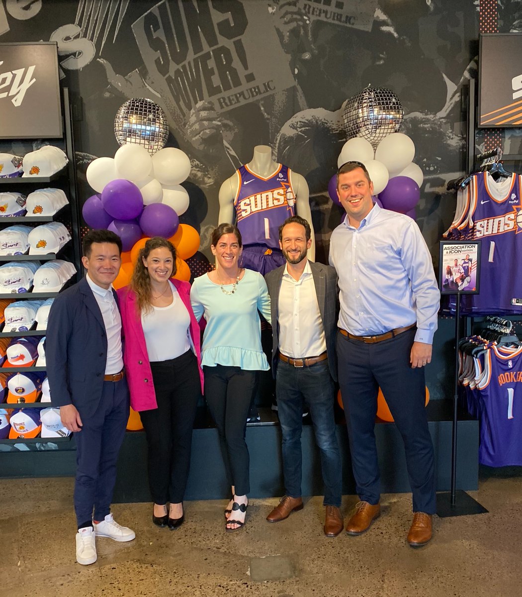 Navigate tweet media