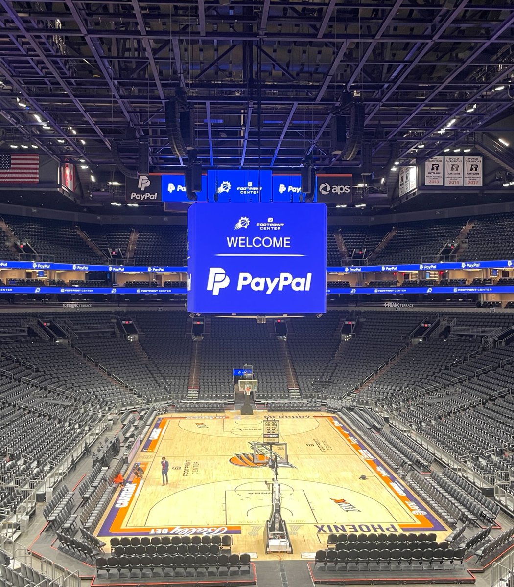 Navigate tweet media