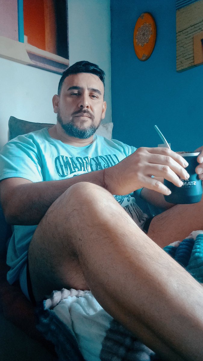 EDUARDO64711905's tweet photo. Después de largas horas de trabajo, casi sin parar...me tomo un recreito para retomar fuerzas y seguir dando lo mejor de mi....
Que tengas un excelente día 😘
#Abrazosos
#bearsighting #bearscubsandscruff #onlyfans #bearfans #bearfansforlife #bearlife #growlers #scruffygay #beef https://t.co/ZmW2DpYCrC